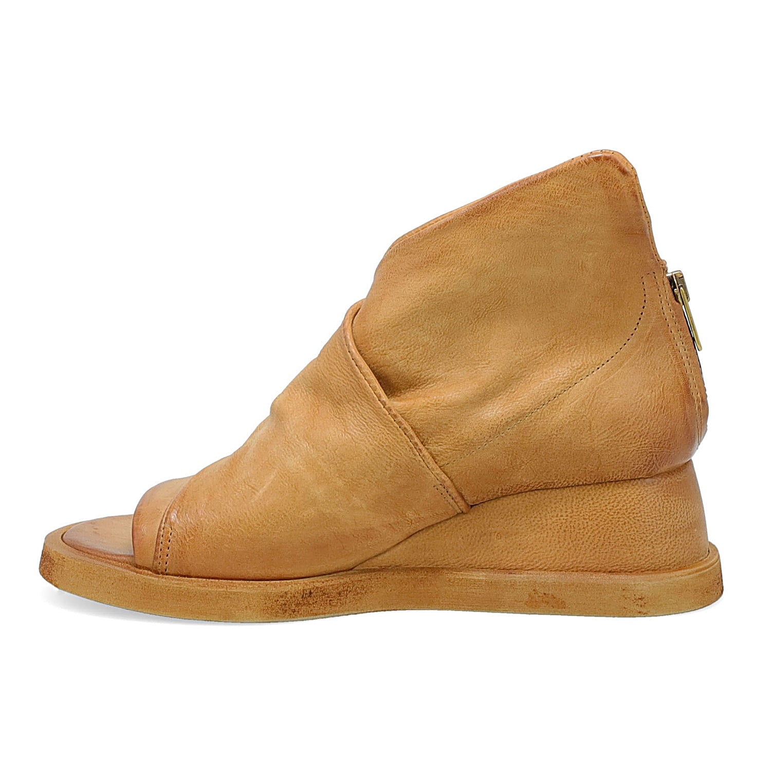 Inner side view of the A.S.98 Craig wedge in Camel.
