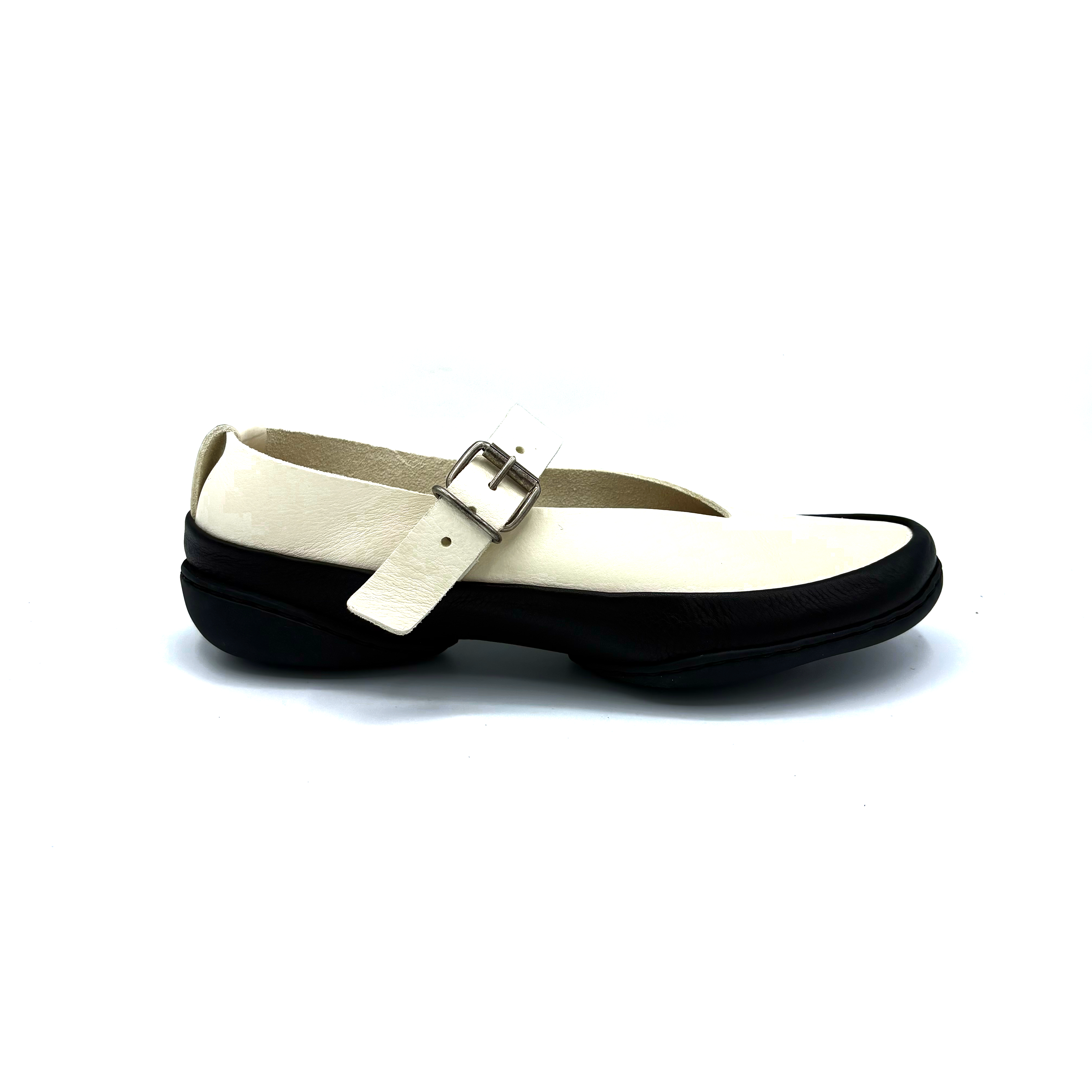 outer side view of the trippen surface flat in white.