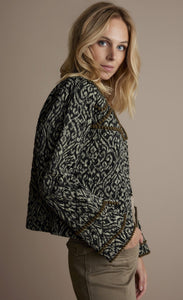 Right side top half view of a woman wearing the summum lightly quilted jacket.