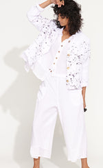 Load image into Gallery viewer, front full body view of a woman wearing the banana blue solid white pant with a white shirt. This pant has two front pockets and a wide cropped cut.

