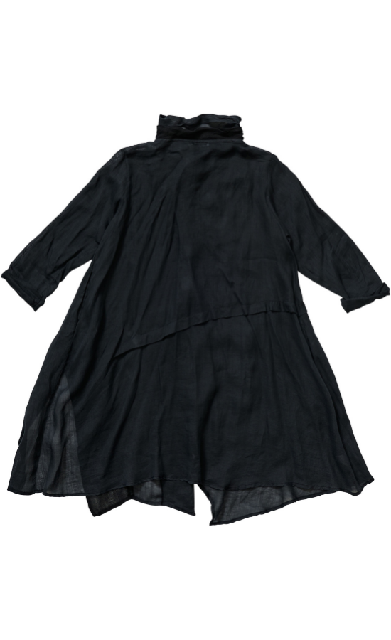 Back view of the banana blue solid navy splash duster. This duster is a dark navy that looks black. It has long sleeves and a double layered collar.