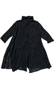 Back view of the banana blue solid navy splash duster. This duster is a dark navy that looks black. It has long sleeves and a double layered collar.