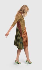 Load image into Gallery viewer, Right side full body view of a woman wearing the alembika mix pocket dress.
