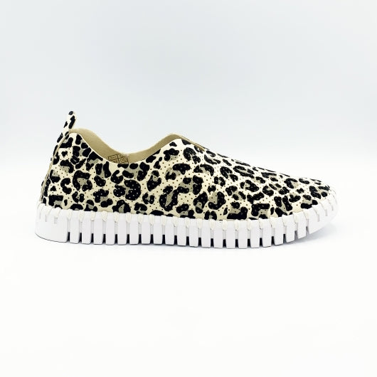 Outer side view of the ilse jacobsen leopard flat. This flat has black and green leopard print all over it with a creme base. The sole is white and the upper has perforated holes all over it.