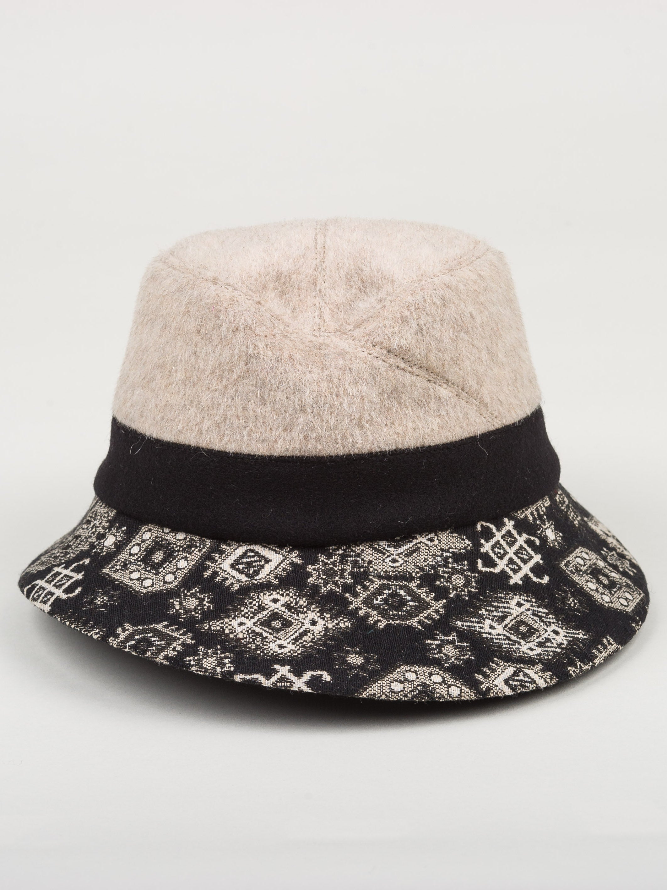 Front view of the lillie & cohoe morocco alexa hat. This hat is beige with a black band around the crown. The short brim has a black and beige print.