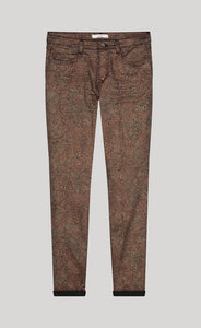 Front view of the summum Skinny trousers with foil print. This pant is caramel bronze colored with a small metallic gold and brown leaf print all over it.