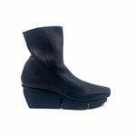 Load image into Gallery viewer, Outer side v ew of the trippen flaw boot in black waw. The boot has a black wedged sole.
