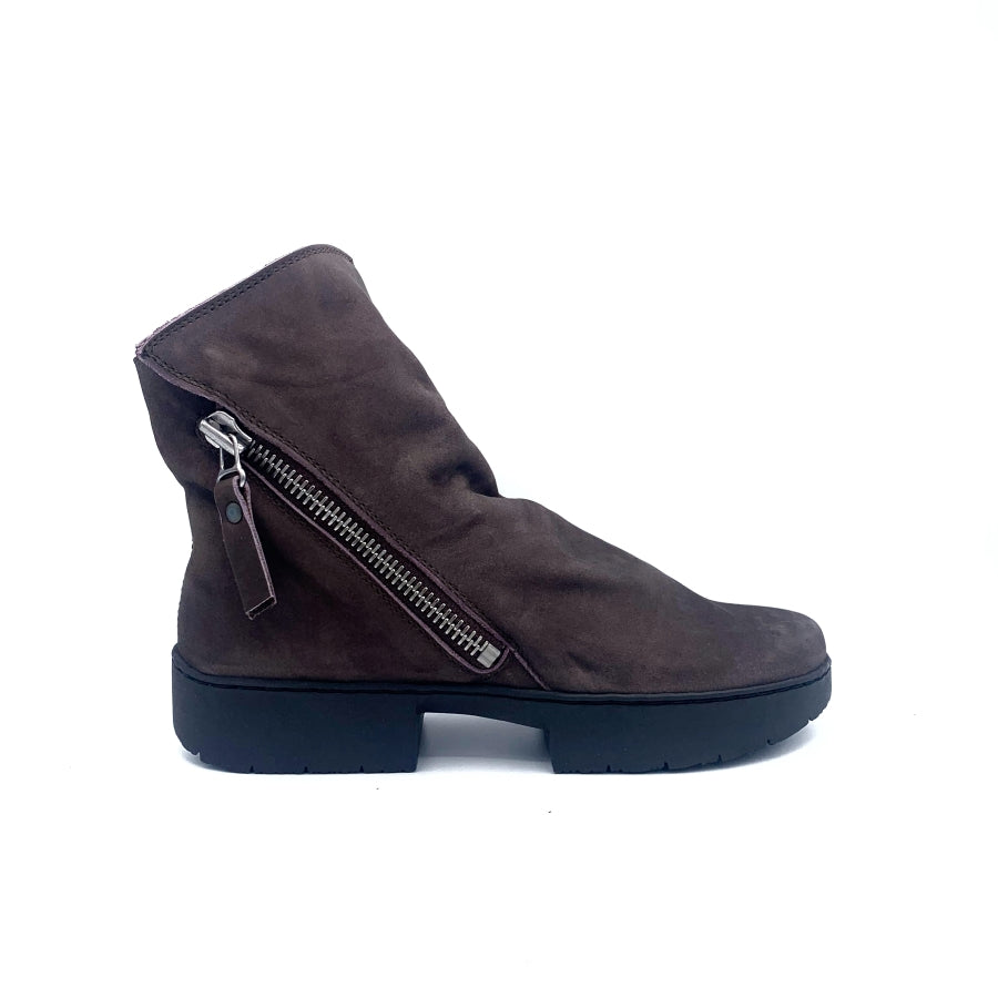 Outer side view of the trippen tourist in the color camel. This bootie has an outer zipper and a rubber sole that is broken up into two squared sections.