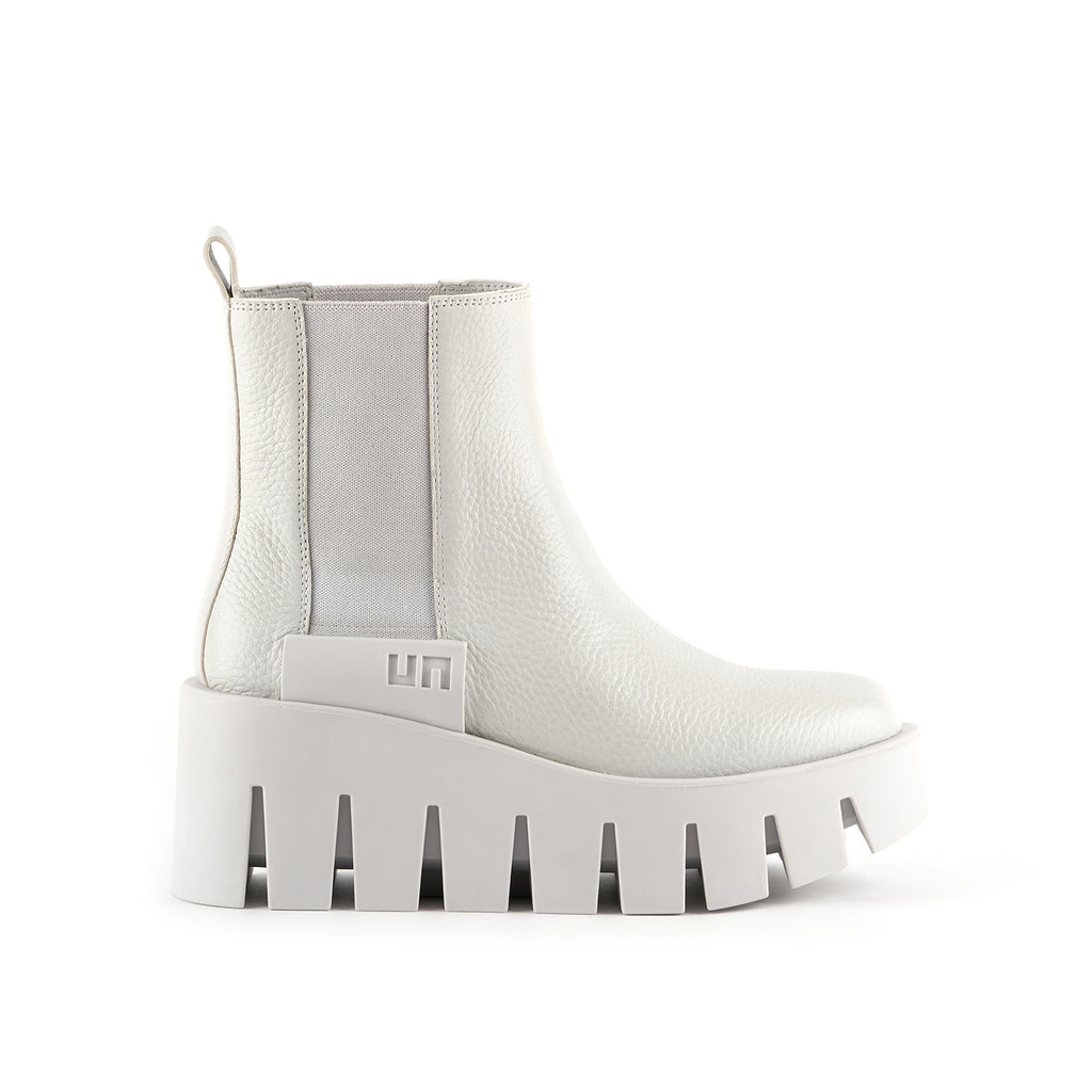 outer side view of the united nude grip chelsea lo boots. These boots are white/light grey colored. The boots have elastic goring on the sides and a lug wedge platform sole.